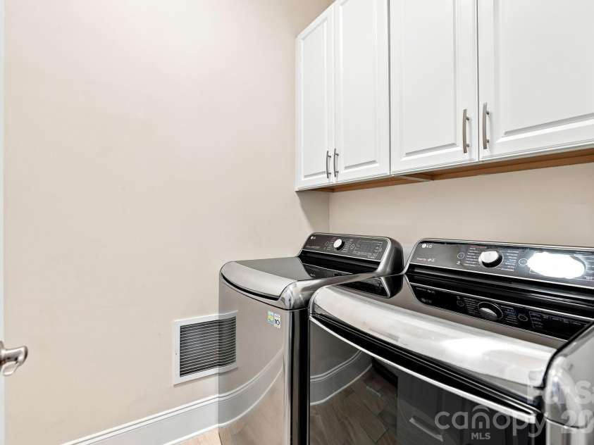 15503 Lake Ridge Road, Charlotte, NC 28278.  MLS# CAR4401425, YatesRealty ID 39842. 