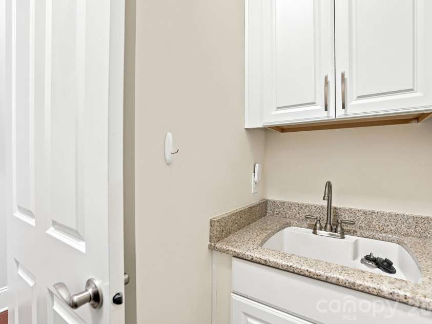 15503 Lake Ridge Road, Charlotte, NC 28278.  MLS# CAR4401425, YatesRealty ID 39842. 