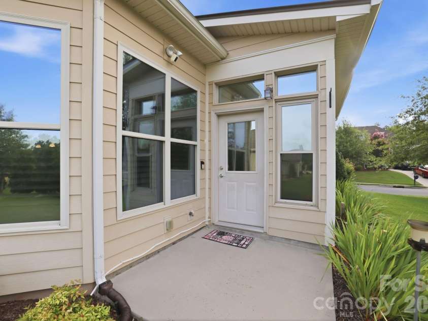 15503 Lake Ridge Road, Charlotte, NC 28278.  MLS# CAR4401425, YatesRealty ID 39842. 