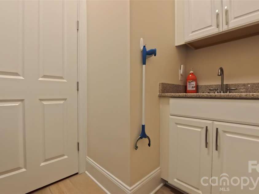 15503 Lake Ridge Road, Charlotte, NC 28278.  MLS# CAR4401425, YatesRealty ID 39842. Laundry