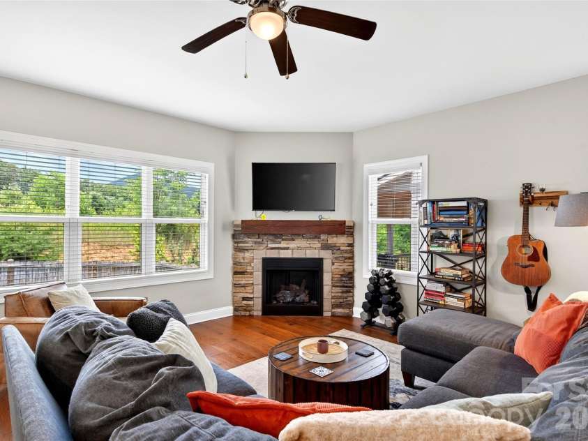 22 Tudor Way, Black Mountain, NC 28711.  MLS# CAR4398761, YatesRealty ID 39847. 