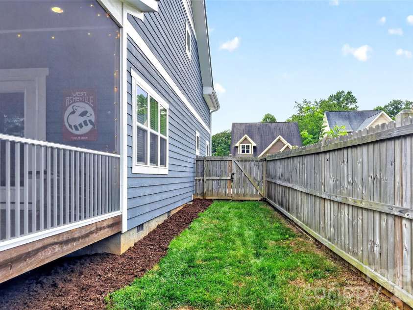 22 Tudor Way, Black Mountain, NC 28711.  MLS# CAR4398761, YatesRealty ID 39847. 