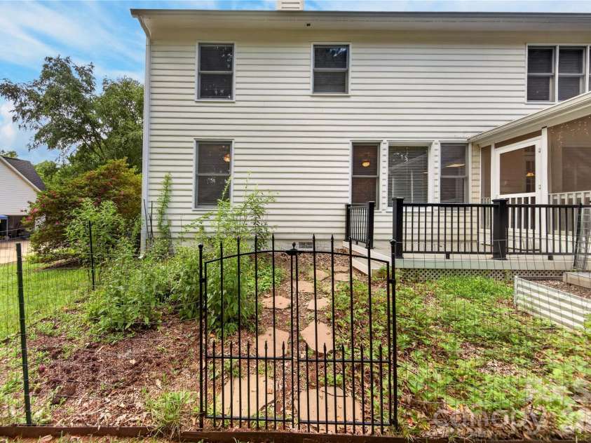 2615 Providence Hills Drive, Matthews, NC 28105.  MLS# CAR4396686, YatesRealty ID 39848. 