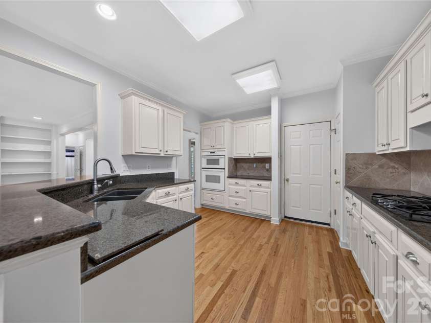 2615 Providence Hills Drive, Matthews, NC 28105.  MLS# CAR4396686, YatesRealty ID 39848. Kitchen