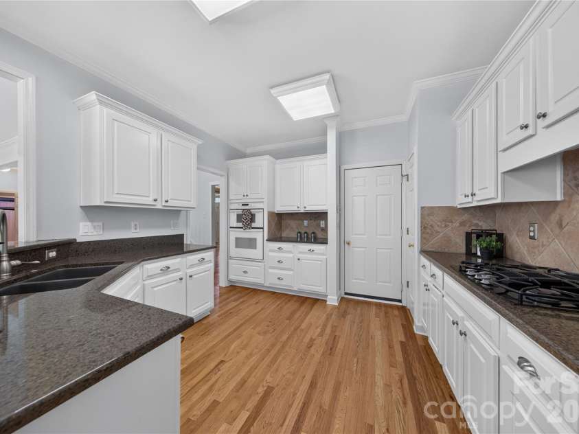 2615 Providence Hills Drive, Matthews, NC 28105.  MLS# CAR4396686, YatesRealty ID 39848. Kitchen