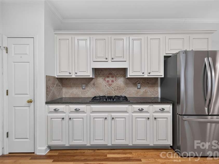 2615 Providence Hills Drive, Matthews, NC 28105.  MLS# CAR4396686, YatesRealty ID 39848. Kitchen with Gas