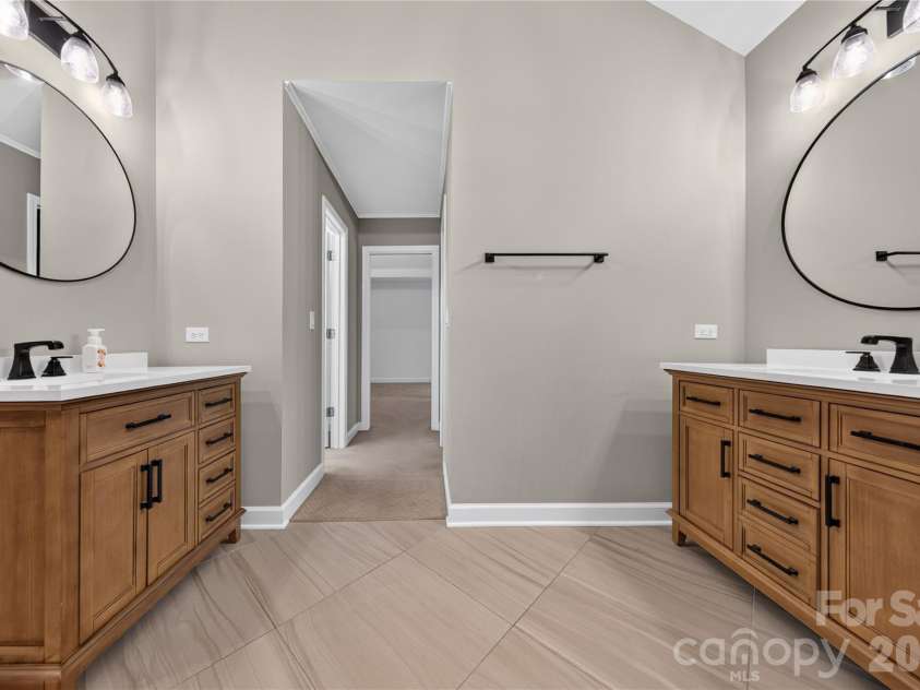 2615 Providence Hills Drive, Matthews, NC 28105.  MLS# CAR4396686, YatesRealty ID 39848. Primary Ensuite Bathroom