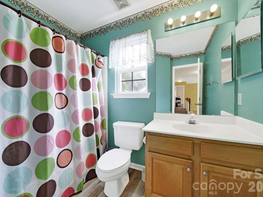10918 Chamberlain Hall Court, Charlotte, NC 28277.  MLS# CAR4379191, YatesRealty ID 39849. 2nd Floor Hall Bathroom