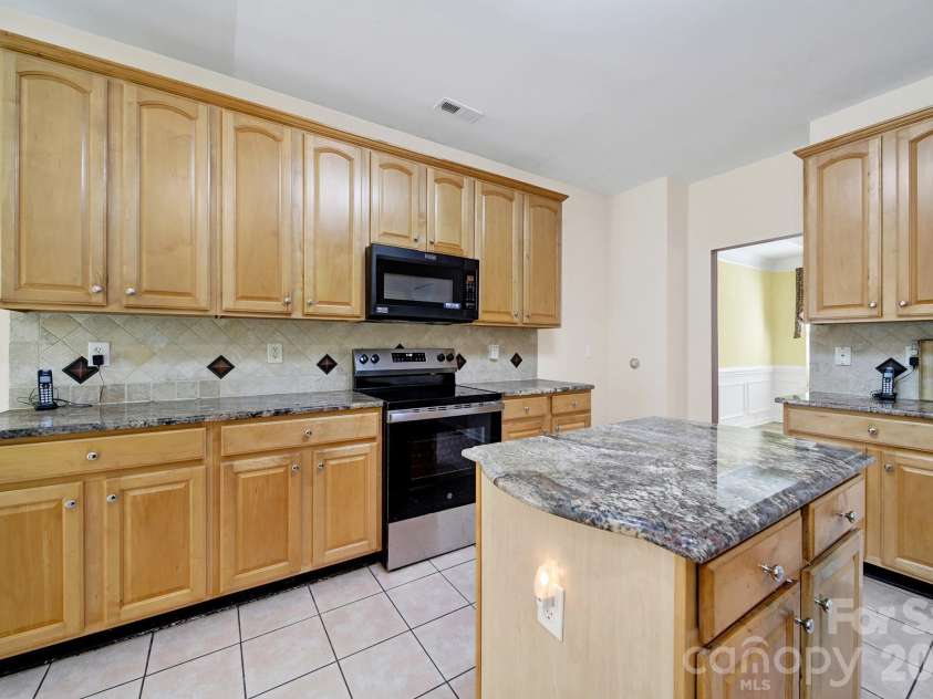 10918 Chamberlain Hall Court, Charlotte, NC 28277.  MLS# CAR4379191, YatesRealty ID 39849. Kitchen