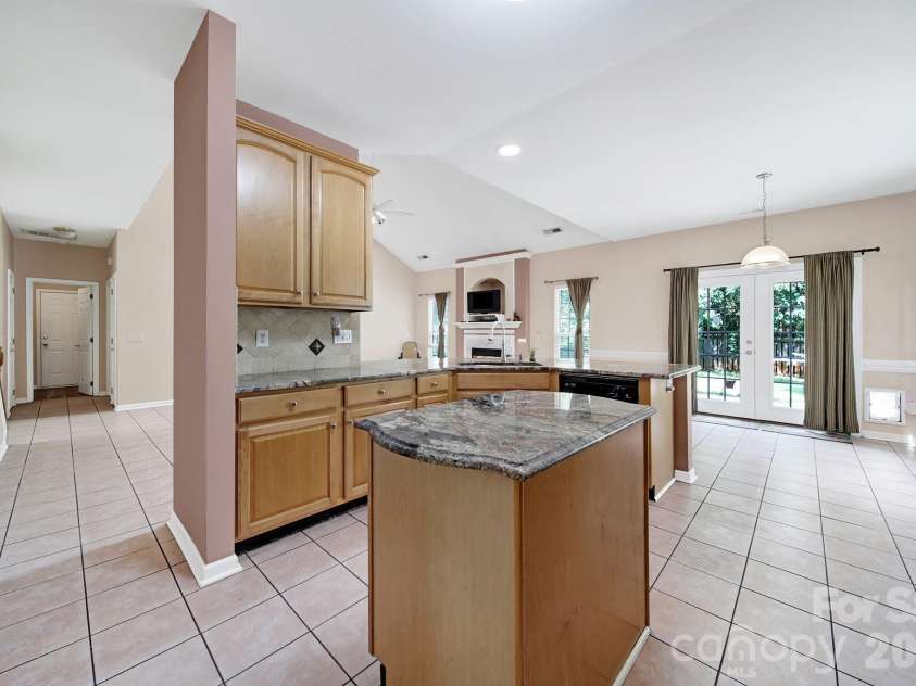 10918 Chamberlain Hall Court, Charlotte, NC 28277.  MLS# CAR4379191, YatesRealty ID 39849. Kitchen with Island