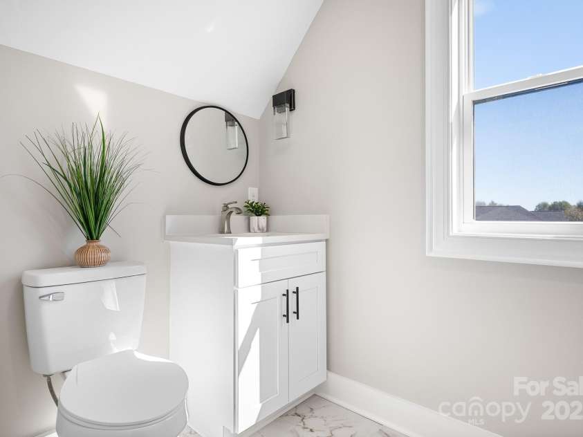 615 Sandycrest Drive, Cherryville, NC 28021.  MLS# CAR4315019, YatesRealty ID 3985. Upper Level Full Bath