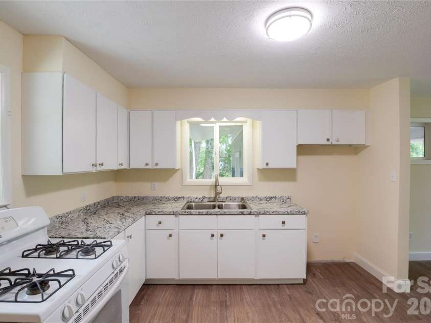 49 First Street, Asheville, NC 28803.  MLS# CAR4352652, YatesRealty ID 39852. 