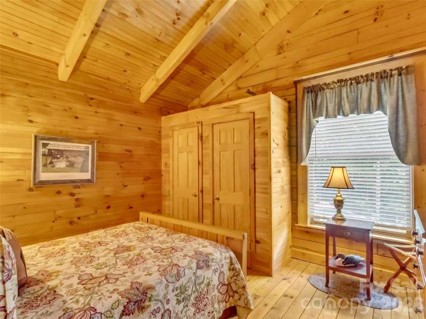 12 Signal Ridge, Sylva, NC 28779.  MLS# CAR4399435, YatesRealty ID 39863. 2nd Guest Bedroom Upper Level