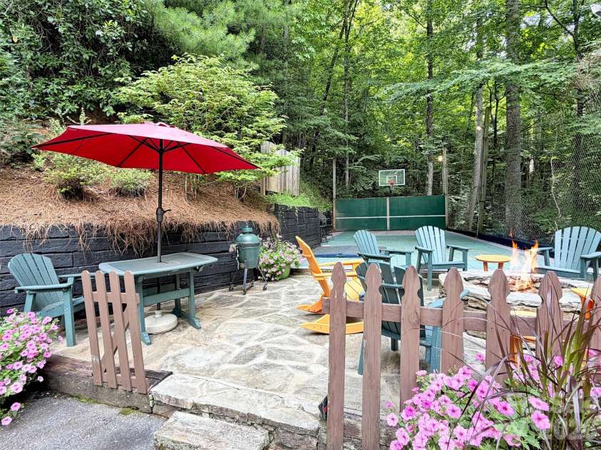 12 Signal Ridge, Sylva, NC 28779.  MLS# CAR4399435, YatesRealty ID 39863. 