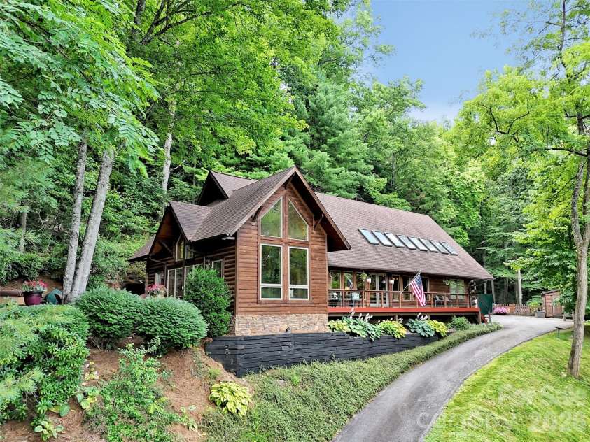 12 Signal Ridge, Sylva, NC 28779.  MLS# CAR4399435, YatesRealty ID 39863. 