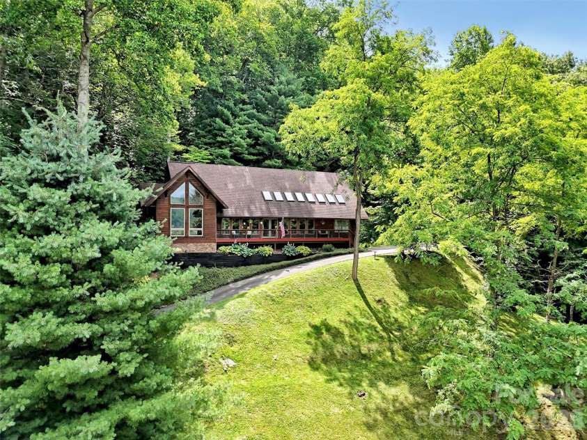 12 Signal Ridge, Sylva, NC 28779.  MLS# CAR4399435, YatesRealty ID 39863. Gorgeous Setting