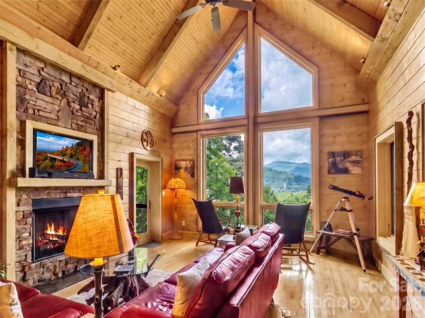 12 Signal Ridge, Sylva, NC 28779.  MLS# CAR4399435, YatesRealty ID 39863. Gorgeous VIEW Room