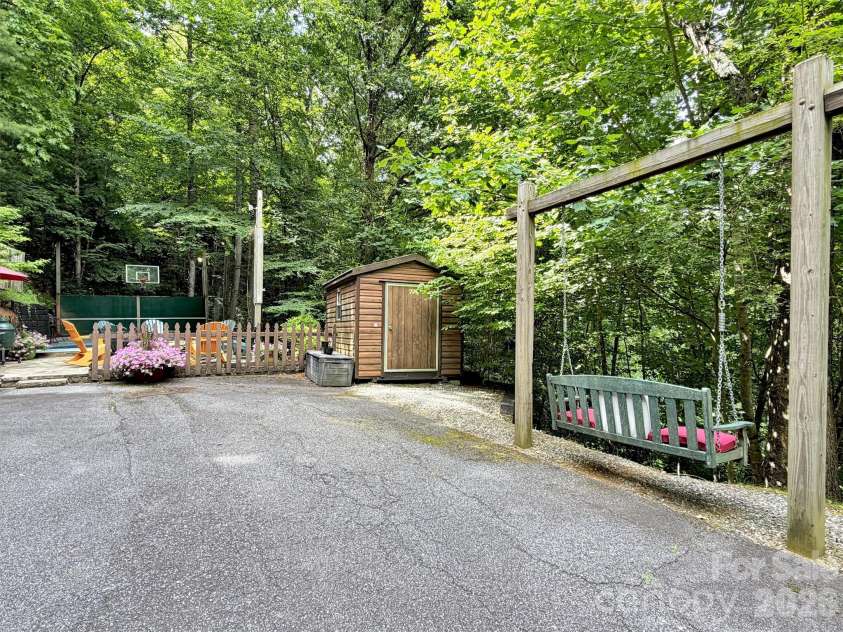 12 Signal Ridge, Sylva, NC 28779.  MLS# CAR4399435, YatesRealty ID 39863. Large Parking Area