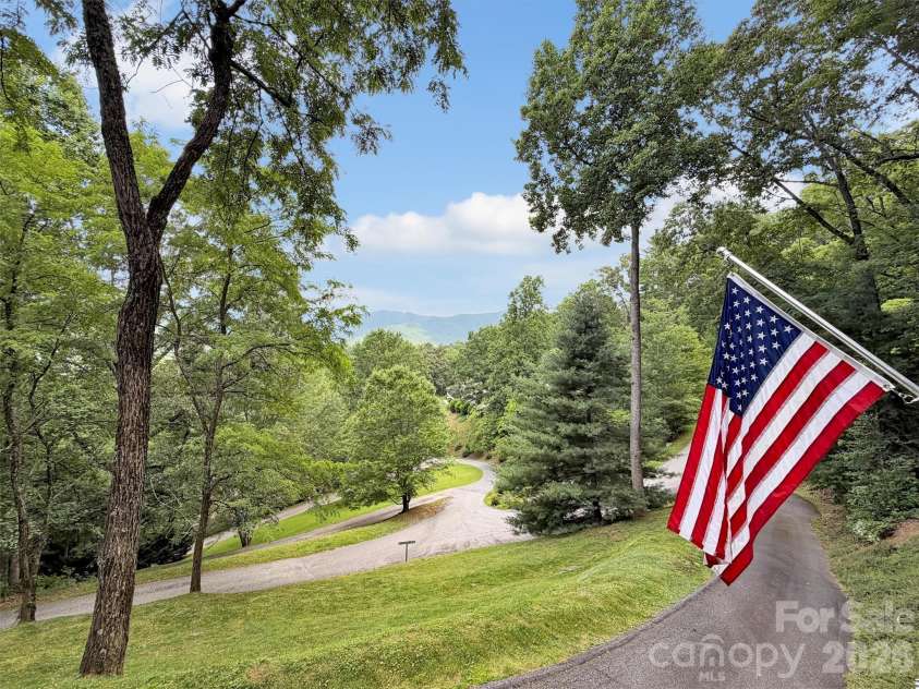 12 Signal Ridge, Sylva, NC 28779.  MLS# CAR4399435, YatesRealty ID 39863. Paved Road & Drive