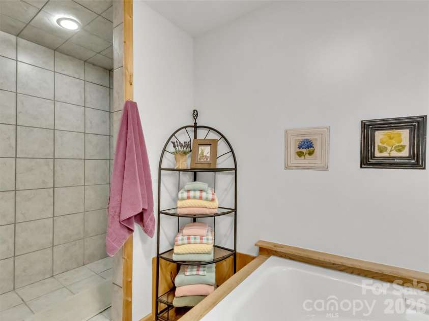 12 Signal Ridge, Sylva, NC 28779.  MLS# CAR4399435, YatesRealty ID 39863. Primary Bath