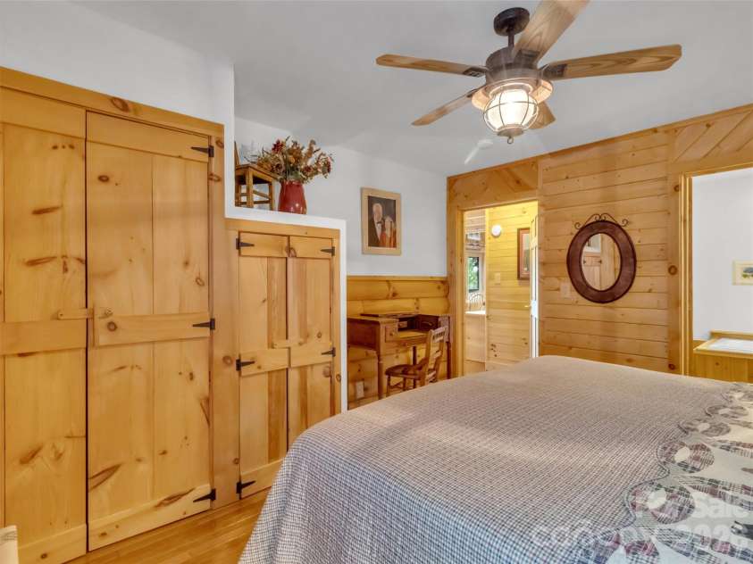 12 Signal Ridge, Sylva, NC 28779.  MLS# CAR4399435, YatesRealty ID 39863. Primary Ensuite on Main Level