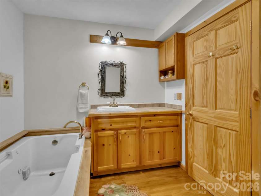 12 Signal Ridge, Sylva, NC 28779.  MLS# CAR4399435, YatesRealty ID 39863. Spacious Primary Bath