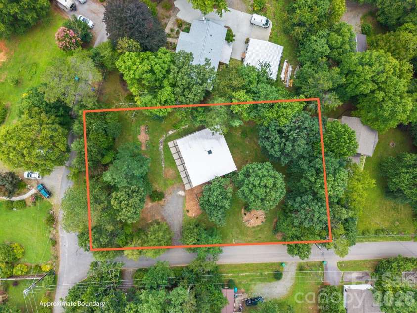 39 Wolf Road, Asheville, NC 28805.  MLS# CAR4397525, YatesRealty ID 39870. Approximate property lines
