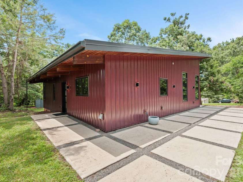 39 Wolf Road, Asheville, NC 28805.  MLS# CAR4397525, YatesRealty ID 39870. Back 3/4 view of the house