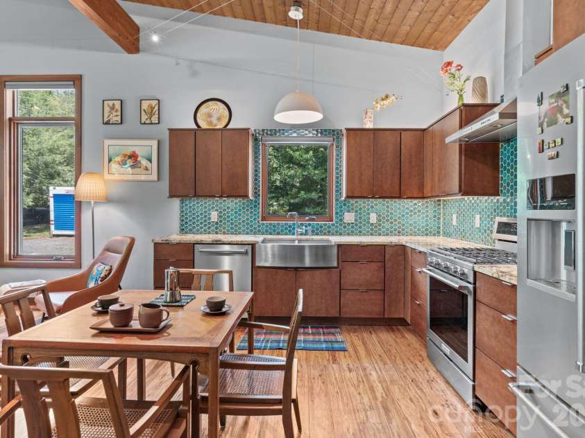 39 Wolf Road, Asheville, NC 28805.  MLS# CAR4397525, YatesRealty ID 39870. Dining and Kitchen area