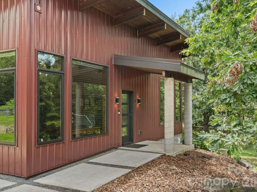 39 Wolf Road, Asheville, NC 28805.  MLS# CAR4397525, YatesRealty ID 39870. Front Entry