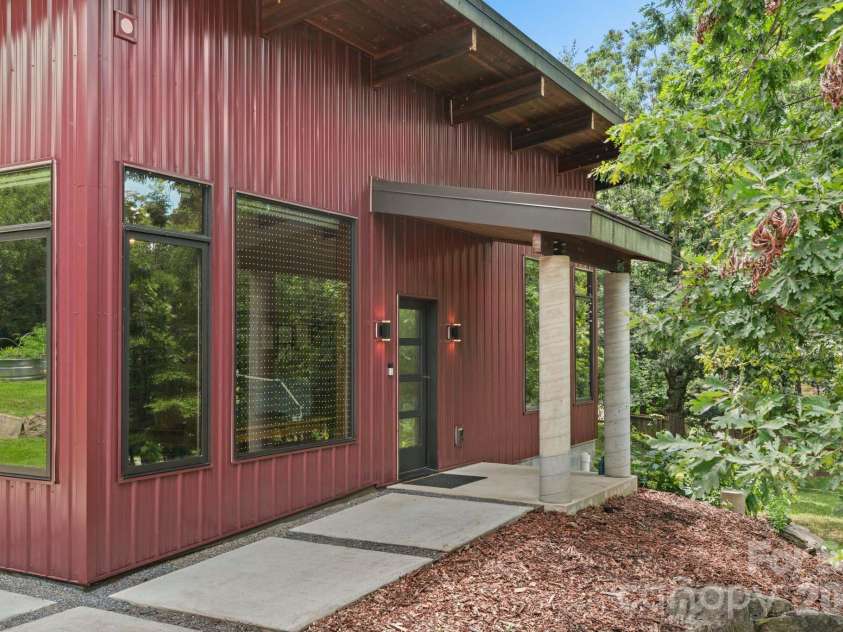39 Wolf Road, Asheville, NC 28805.  MLS# CAR4397525, YatesRealty ID 39870. Front Entry