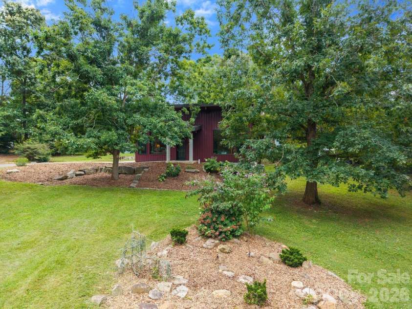 39 Wolf Road, Asheville, NC 28805.  MLS# CAR4397525, YatesRealty ID 39870. Front  yard