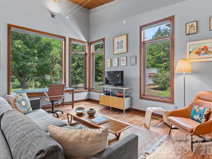 39 Wolf Road, Asheville, NC 28805.  MLS# CAR4397525, YatesRealty ID 39870. Living Room