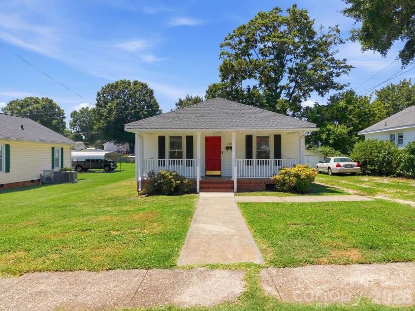 210 York Avenue, Kannapolis, NC 28083.  MLS# CAR4403628, YatesRealty ID 39875. 
