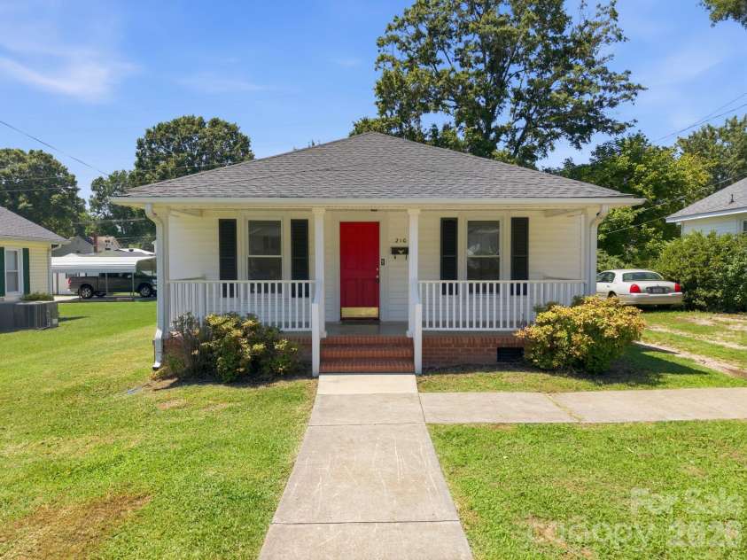 210 York Avenue, Kannapolis, NC 28083.  MLS# CAR4403628, YatesRealty ID 39875. 