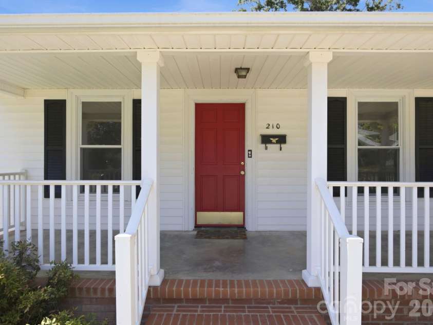 210 York Avenue, Kannapolis, NC 28083.  MLS# CAR4403628, YatesRealty ID 39875. 