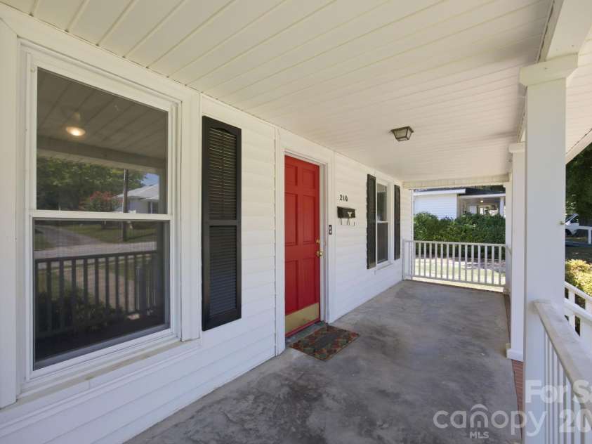 210 York Avenue, Kannapolis, NC 28083.  MLS# CAR4403628, YatesRealty ID 39875. 