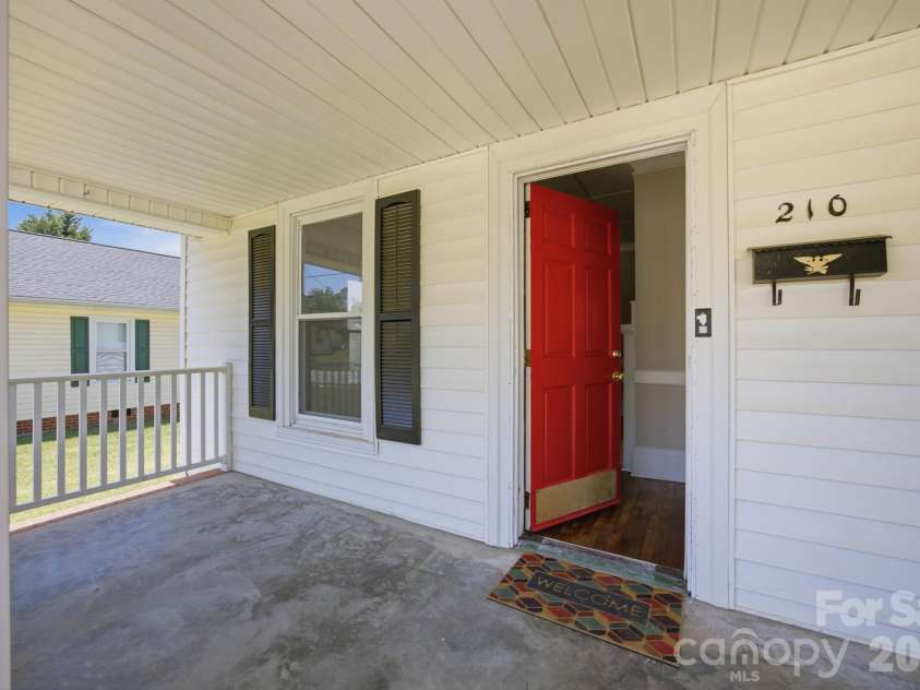 210 York Avenue, Kannapolis, NC 28083.  MLS# CAR4403628, YatesRealty ID 39875. 