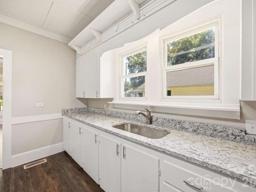 210 York Avenue, Kannapolis, NC 28083.  MLS# CAR4403628, YatesRealty ID 39875. 