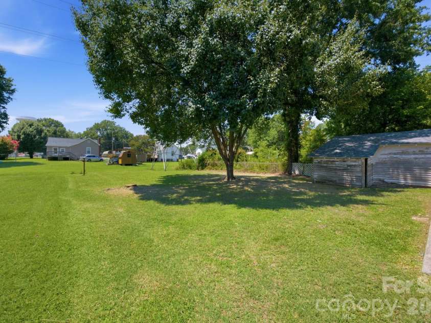 210 York Avenue, Kannapolis, NC 28083.  MLS# CAR4403628, YatesRealty ID 39875. 