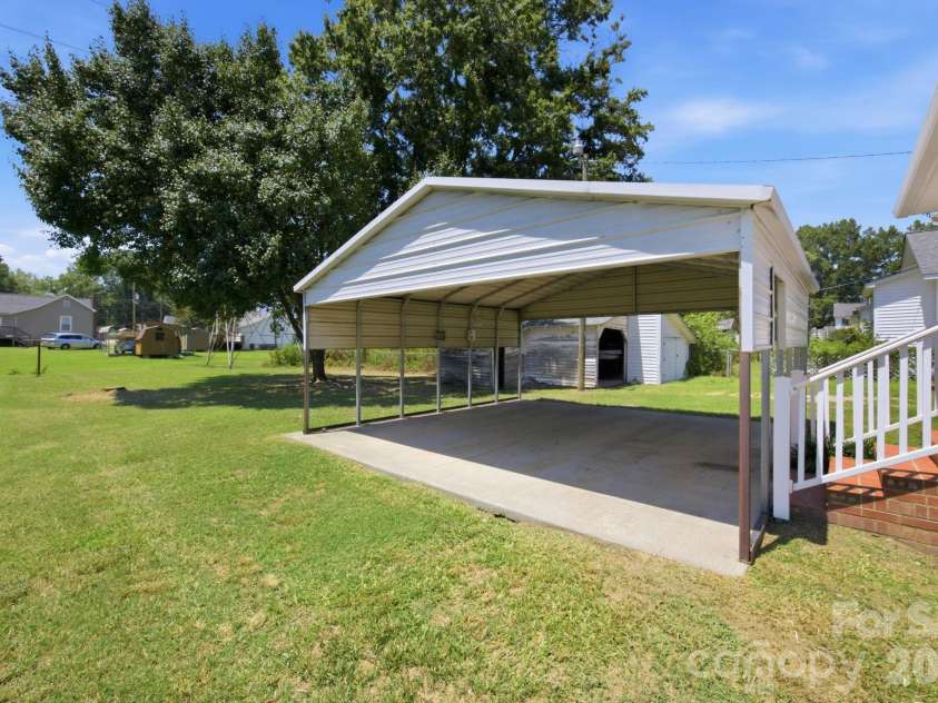 210 York Avenue, Kannapolis, NC 28083.  MLS# CAR4403628, YatesRealty ID 39875. 