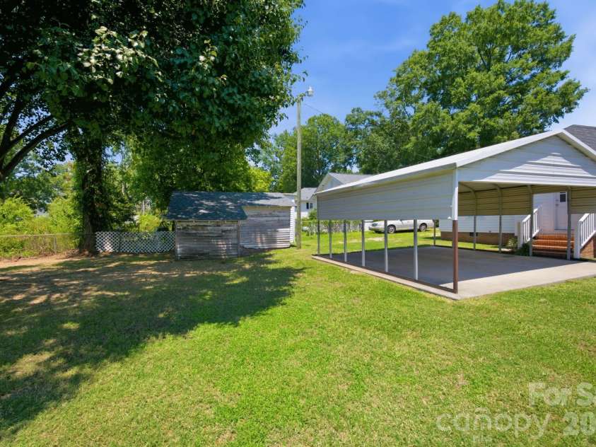 210 York Avenue, Kannapolis, NC 28083.  MLS# CAR4403628, YatesRealty ID 39875. 