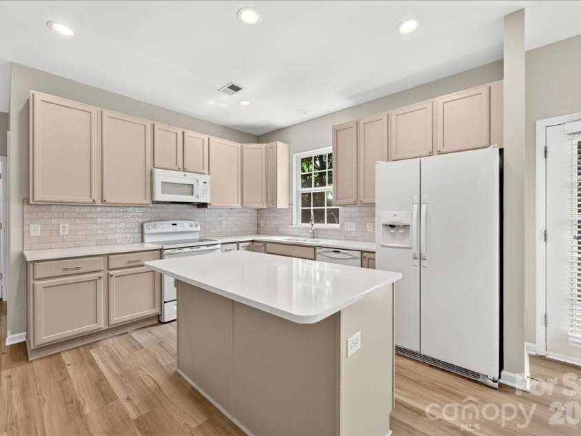 9236 Duckhorn Drive, Charlotte, NC 28277.  MLS# CAR4401732, YatesRealty ID 39876. 