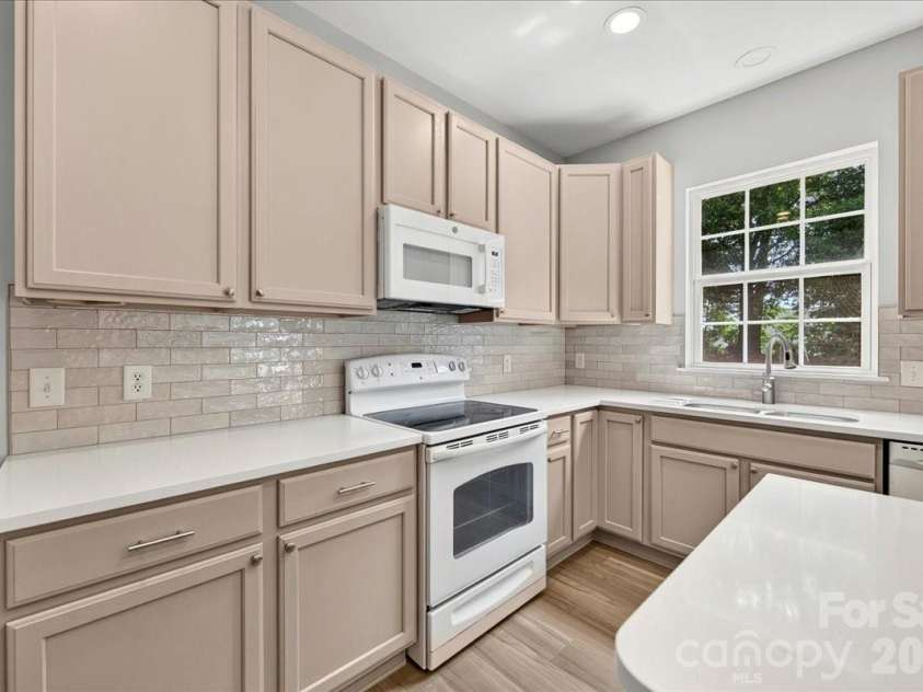 9236 Duckhorn Drive, Charlotte, NC 28277.  MLS# CAR4401732, YatesRealty ID 39876. 