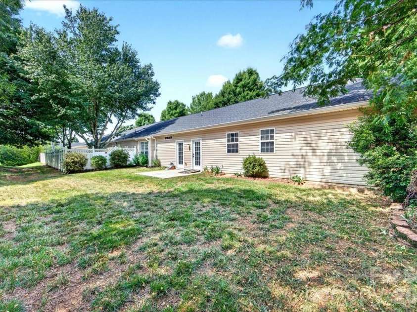 9236 Duckhorn Drive, Charlotte, NC 28277.  MLS# CAR4401732, YatesRealty ID 39876. 