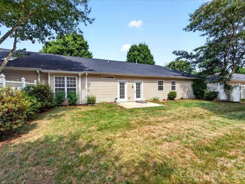 9236 Duckhorn Drive, Charlotte, NC 28277.  MLS# CAR4401732, YatesRealty ID 39876. 
