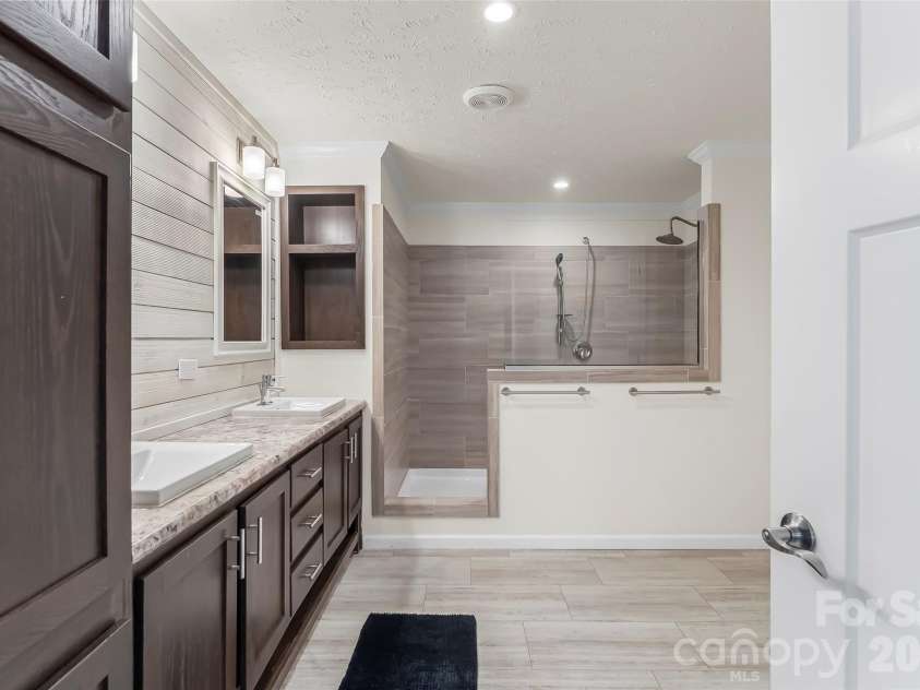 1940 Eastbrook Circle, Morganton, NC 28655.  MLS# CAR4401137, YatesRealty ID 39877. Primary Bathroom
