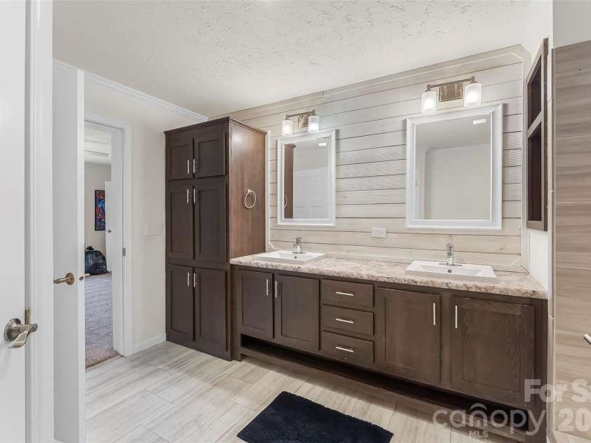1940 Eastbrook Circle, Morganton, NC 28655.  MLS# CAR4401137, YatesRealty ID 39877. Primary Bathroom