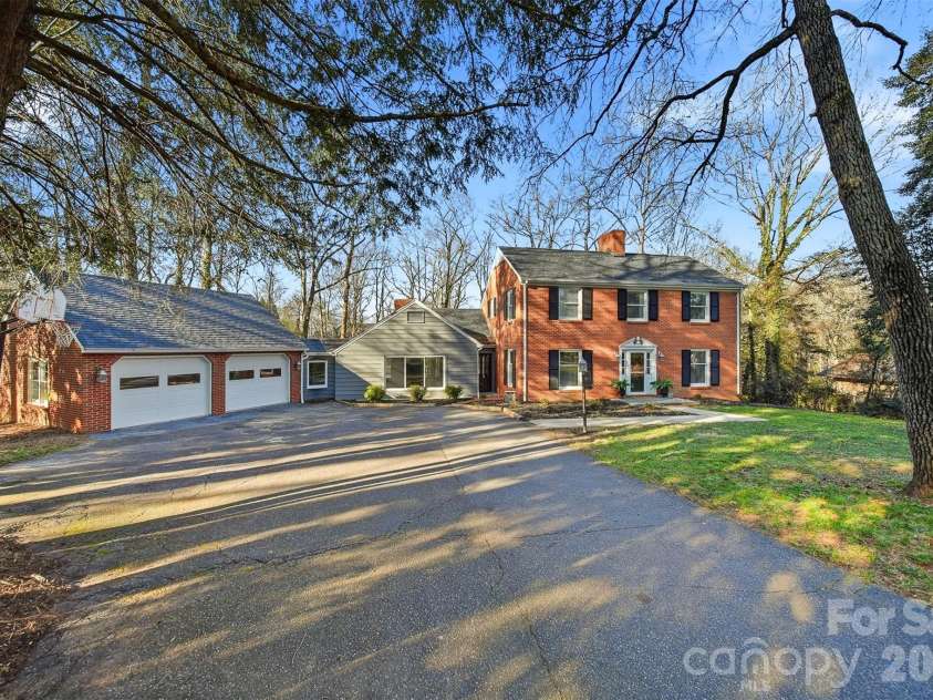 4041 4th Street Court, Hickory, NC 28601.  MLS# CAR4340977, YatesRealty ID 3988. 