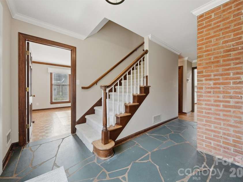 4041 4th Street Court, Hickory, NC 28601.  MLS# CAR4340977, YatesRealty ID 3988. Entry View 2